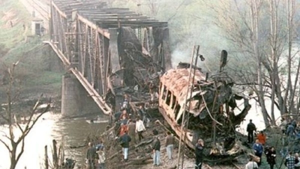 Bombardování Jugoslávie_zasažený civilní vlak na trati mezi Bělehradem a Skopje
